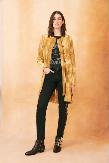 

Chamarra Vladimir Rapsodia Batik Talla: S y color: mostaza