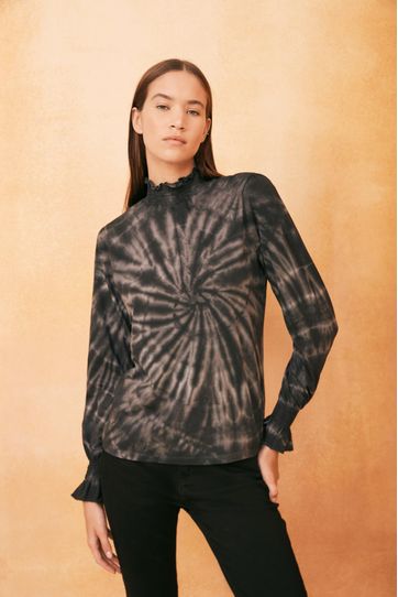 

Playera Collar Rapsodia Batik Talla: S y color: negro