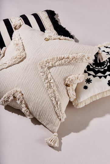 

Cojín Decorativo Rapsodia Golden Fringes 60X60 Crudo Talla: U y color: crudo