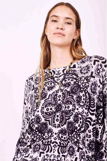 

Suéter Rapsodia Floral Negro Talla: M y color: negro