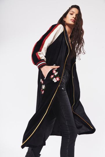 

Chamarra Rapsodia Velvet Suki Talla: M y color: negro