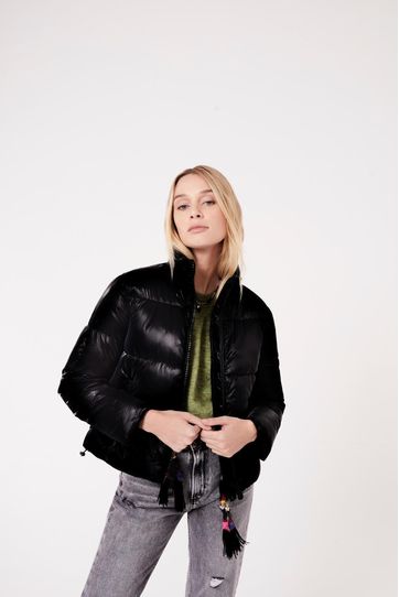 

Chamarra Rapsodia Bhali New Talla: M y color: negro