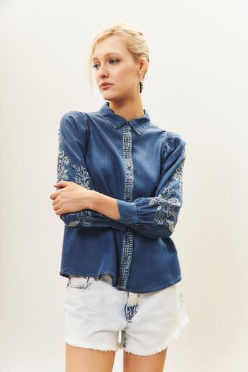 

Camisa Rapsodia Metal Flower Talla: XL y color: celeste