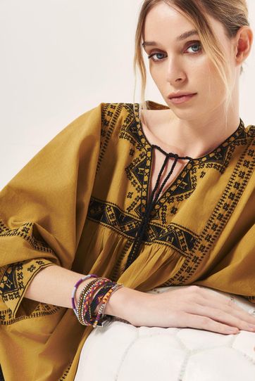 

Camisa Rapsodia Hibiscus Talla: M y color: mostaza