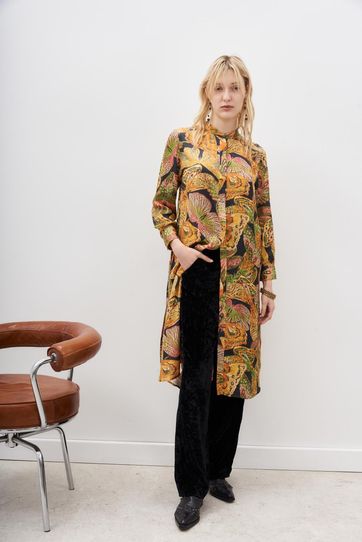 

Camisa Rapsodia Saitama Butterfly Talla: S y color: mostaza